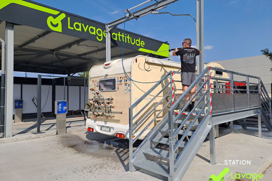 personne en train de laver son camping-car en station de lavage Lavage Attitude