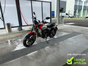 laver sa moto en station - lavage attitude - Rouvignies