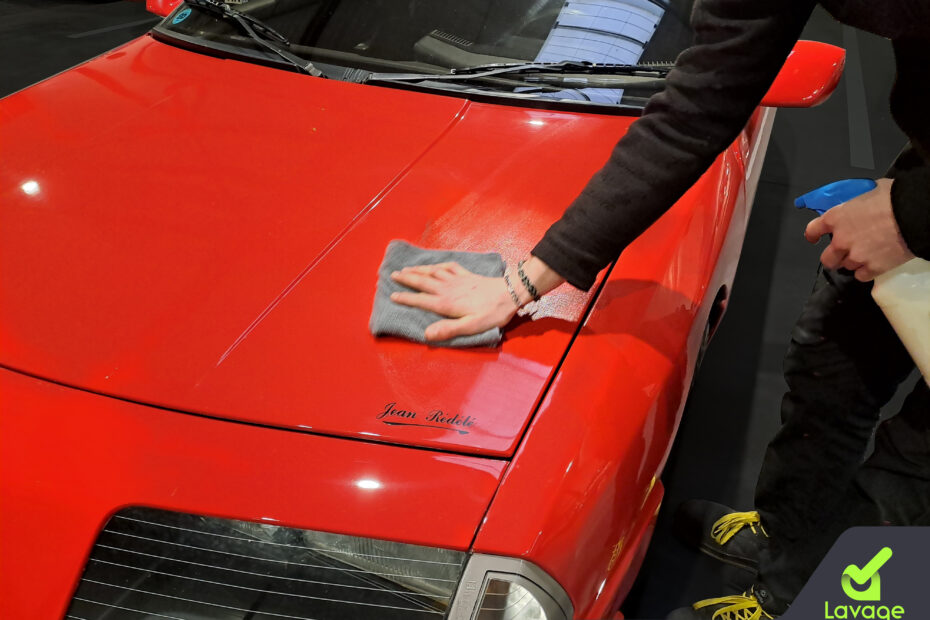 application d'une cire sur une voiture ancienne - prestation de lavage auto rouvignies