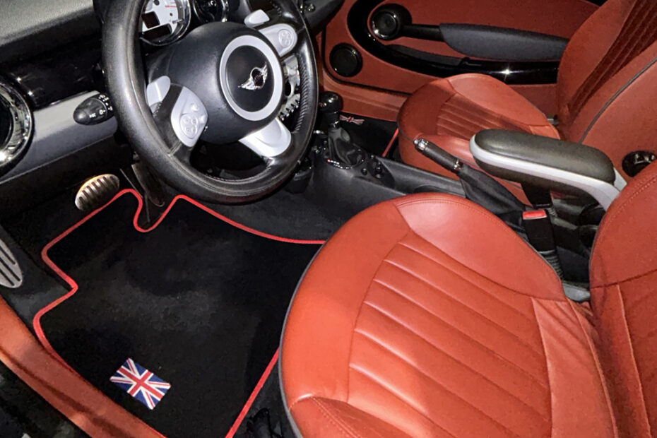 intérieur d'une mini cooper S nettoyé par Lavage Attitude - station de lavage auto à Rouvignies