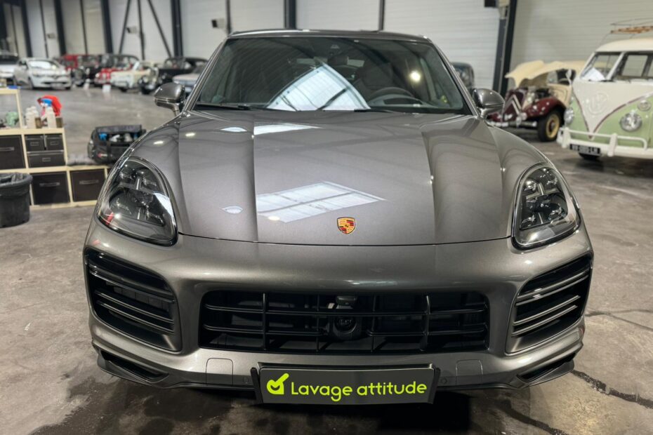 Lavage intérieur et extérieur d'une Porsche Cayenne