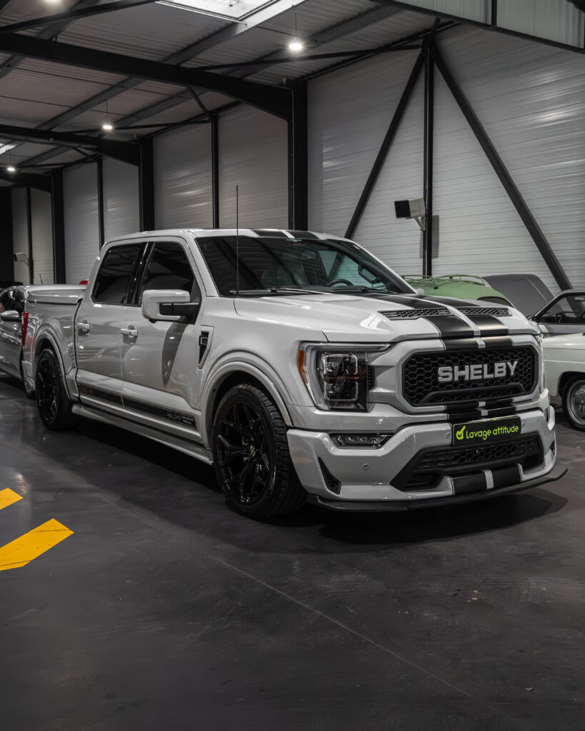 photo d'une voiture Shelby sous traitement céramique chez lavage attitutde detailing auto Valenciennes