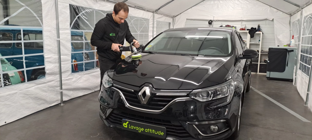photo d'un lustrage auto sur une peugeot