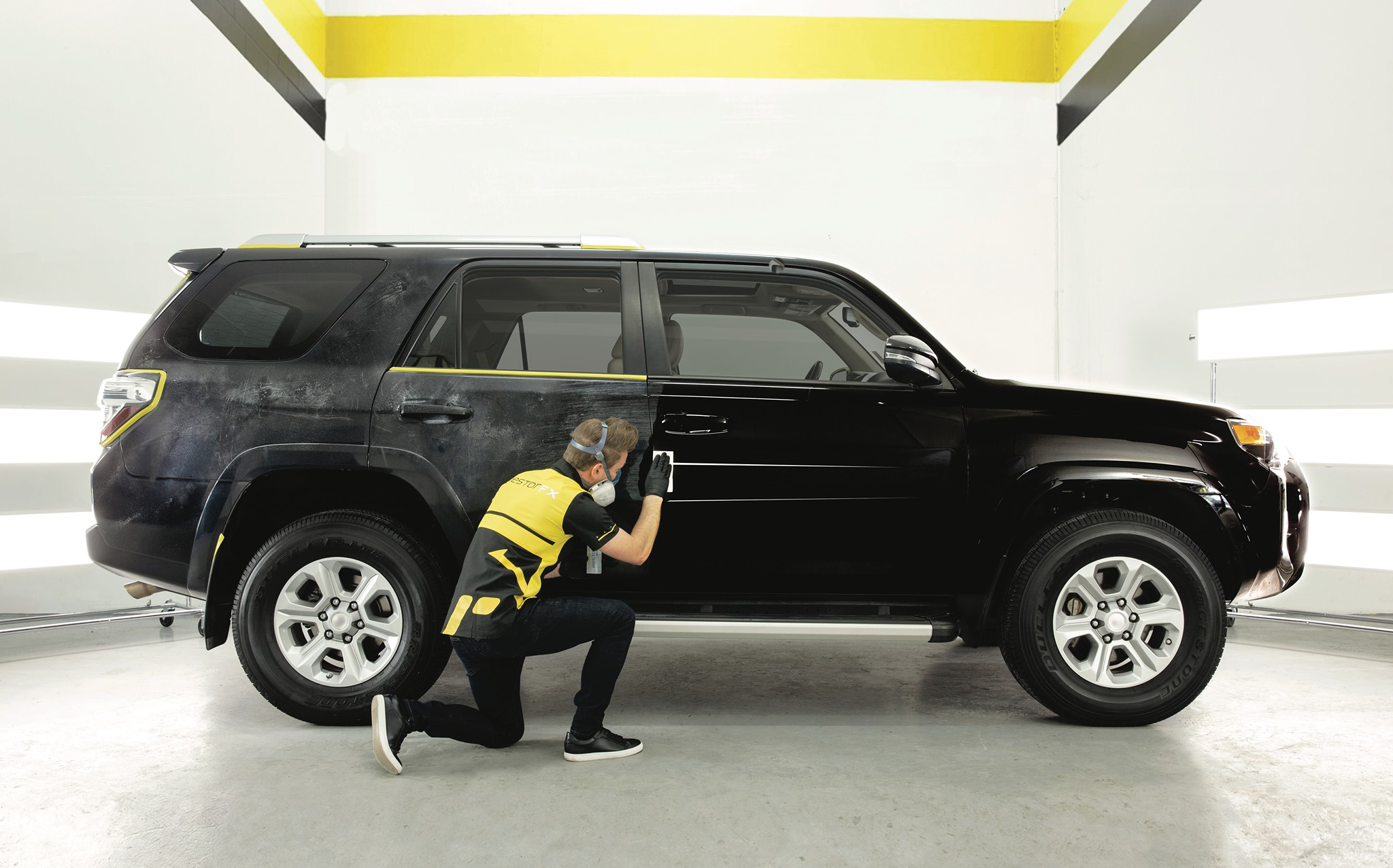 photo d'une personne qui applique un cirage RestorFX sur une voiture